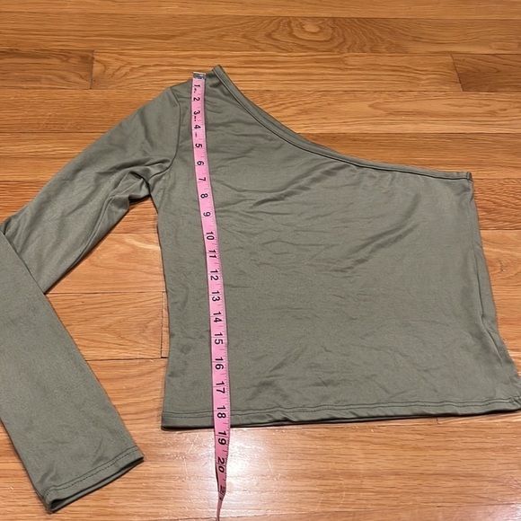 Brit & Bri green one shoulder top size medium. - Picture 4 of 7